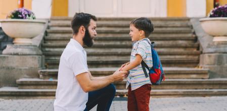 Un padre se despide de su hijo en el colegio