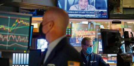 Traders work on the floor of the New York Stock Exchange (NYSE) in New York, U.S., on Monday, Jan. 3, 2022. As 2022 begins, the overriding message from almost 50 financial institutions across Wall Street and beyond is that conditions still look good, but the rip-roaring rallies powered by the reopening are history. Photographer: Michael Nagle/Bloomberg