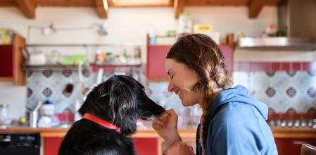Una mujer con su perro