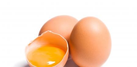 La yema de huevo es un alimento que ayuda al niño a compensar la pérdida de hierro