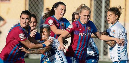 GRANADILLA DE ABONA (TENERIFE), 08/01/2021.- Jugadoras del Granadilla y del FC Barcelona pelean la posición durante el encuentro correspondiente a la jornada 16 de Primera División Femenina disputado hoy sábado en el campo la Palmera en Granadilla de Abona. EFE / Miguel Barreto.