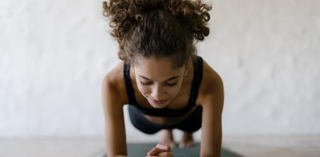 Una joven realiza una plancha abdominal