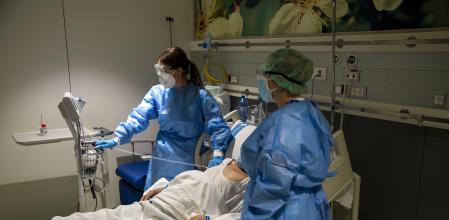 EDIFICIO GARBI DEL PARC SANITARI PERE VIRGILI DE LA VALL D'HEBRON. SANITARIOS TRABAJANDO EN  DIFERENTES PLANTAS CON ENFERMOS DE COVID