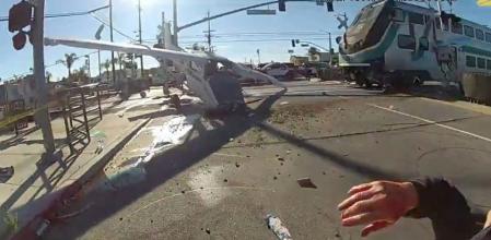 El agónico rescate a un piloto accidentado segundos antes de ser arrollado por un tren