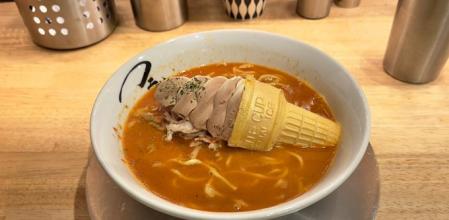 El plato de ramen con un cono de helado en su interior que no deja indiferente a nadie
