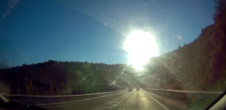 Conductor temerario avanzando en una zona prohibida y con curva en la Carretera de la Rabassada.