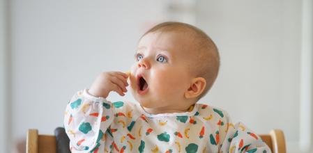 Una bebé come por sí misma