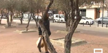 La bonita historia de un viudo en busca de la bufanda perdida que le tejió su mujer