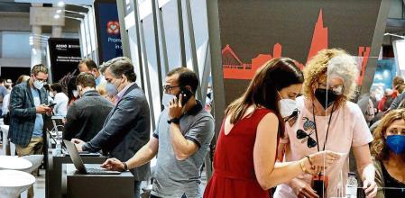 foto XAVIER CERVERA 29/06/2021 En el preciso lugar donde ahora trastean sus móviles unos emprendedores con una aplicación innovadora, hace justo un año había una cama del hospital temporal preparado para entrar en servicio si las instalaciones sanitarias de Barcelona se desbordaban por la pandemia. Partiendo de esa base, abrir las puertas del Mobile ya es todo un éxito, como no se cansa de repetir el consejero delegado de la GSMA, John Hoffman. No solo abrieron las puertas ayer, sino que lo hicieron con miles de congresistas entrando por ellas. Obviamente, no tiene comparación con el congreso de febrero del 2019 ni cualquiera de los anteriores, pero ahí está el Mobile World Congress (MWC), en pleno verano, como símbolo de la recuperación de la actividad en Barcelona.