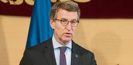 El presidente de la Xunta de Galicia, Alberto Núñez Feijoo, en una rueda de prensa después de su reunión con la vicepresidenta cuarta y ministra para la Transición Ecológica y el Reto Demográfico, en el Pazo de Raxoi, a 13 de enero de 2022, en Santiago de Compostela, A Coruña, Galicia, (España). Durante su reunión, han conversado sobre el traslado y posible cierre de la fábrica de pasta de padel Ence y el futuro de Alcoa en San Cibrao. 13 ENERO 2022;016;TERESA RIBERA;XUNTA;GALICIA César Arxina / Europa Press 13/01/2022