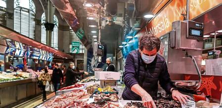 Un vendedor en un puesto de marisco, en el Mercado Central de Valencia, a 23 de diciembre de 2021, en Valencia, Comunidad Valenciana (España). Para evitar la concentración de personas que comprar los productos durante los días previos a la Navidad, el Mercado Central recomienda realizar los pedidos a través del teléfono o la web y de esta forma, utilizar el Servicio de Atención a Domicilio y el Servicio de Consigna Frigorífica. El Mercado Actual de Valencia fue construido hace 90 años y a día de hoy cuenta con 300 puestos. 23 DICIEMBRE 2021;NAVIDAD;ALIMENTOS;MARISCO;COMIDA;PESCADO;VALENCIA;COMUNIDAD VALENCIANA Rober Solsona / Europa Press 23/12/2021