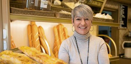 La consellera Lourdes Ciuró. despachando en la panadería de su familia, en Sabadell.