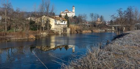 El Santuario de La Gleva reflejado en el Ter congelado.