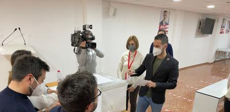 El alcalde de Mislata, Carlos Fernández Bielsa, durante la votación de este domingo.