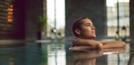 Mujer relajándose en un balneario