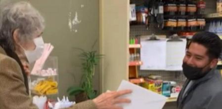 El emotivo gesto de una anciana que gana la lotería y entrega parte del premio a su vendedor
