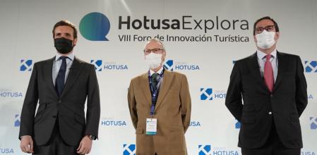 El presidente del PP, Pablo Casado, junto al presidente de la CEOE, Antonio Garamendi, flanquean al ex ministro Josep Piqué en un foro sobre turismo