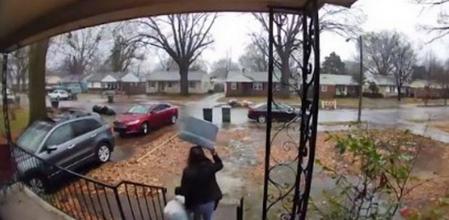 El bonito gesto de una repartidora con unos clientes aislados por coronavirus