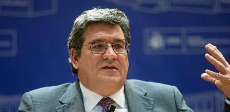 El ministro de Inclusión, Seguridad Social y Migraciones, José Luis Escrivá, presenta en rueda de prensa los datos del avance quincenal de afiliación a la Seguridad Social de 2022, en la sede del Ministerio, a 17 de enero de 2022, en Madrid (España). El ministro ha avanzado que enero terminará con unos 66.000 afiliados más superando el promedio de años prepandemia. Asimismo ha señalado que este primer mes de 2022 cerrará con un descenso de los trabajadores en ERTE. La superación del nivel pre-pandemia se ha producido con una creación de empleo tanto en el sector público como el privado y también de forma muy generalizada por territorios. 17 ENERO 2022;EMPLEO Isabel Infantes / Europa Press 17/01/2022