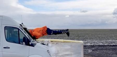 Un 'Superman' ruso vuela más de seis metros a través de una minifurgoneta que va 80 km/h