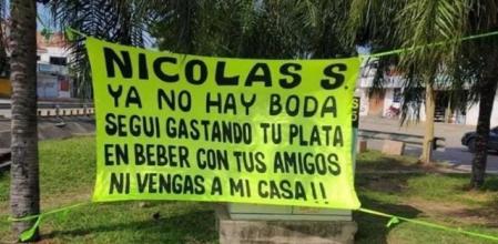 Un joven se entera de que su novia ha cancelado la boda a través de un cartel gigante en la calle