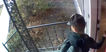 El hermano mayor se avanzó para entrar antes en casa