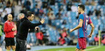 Soccer Football - Spanish Super Cup - Semi Final - Real Madrid v FC Barcelona - King Fahd International Stadium, Riyadh, Saudia Arabia - January 12, 2022 FC Barcelona coach Xavi with Sergio Busquets REUTERS/Ahmed Yosri