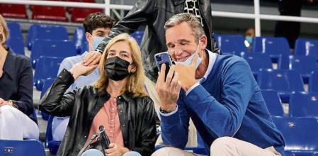 La infanta Cristina de Borbón y su marido Inaki Urdangarin asisten (desde la quinta fila) al debut de su hijo Pablo como jugador del primer equipo del Barça de balonmano en el Palau Blaugrana.