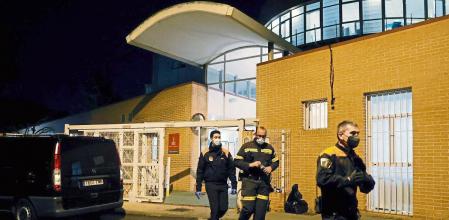 GRAFCVA2208. MONCADA (VALENCIA), 19/01/2022.- Personal de emergencias sale de la residencia de ancianos de Moncada (Valencia), en la que cinco personas han muerto y ocho han resultado heridas, tres de ellas de gravedad, en el incendio que se produjo sobre las 23:21 horas de este martes en el centro, situado en la calle Mayor del municipio valenciano, y que ha obligado al desalojo de 70 residentes de forma preventiva, según ha informado Emergencias de la Generalitat. EFE/Juan Carlos Cárdenas