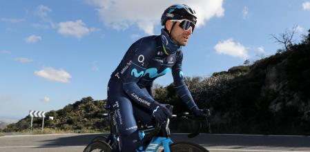 Alejandro Valverde con el nuevo maillot del Movistar