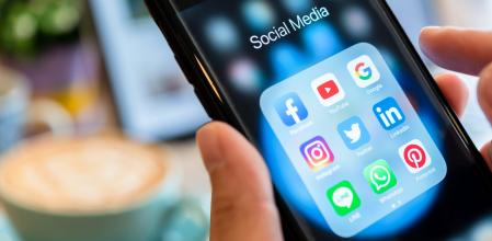 Imagen de recurso de un teléfono con varias aplicaciones de redes sociales