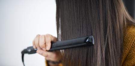 Planchas el pelo para acabar con el encrespamiento.