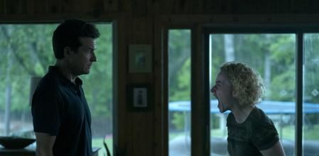 Uno de los conflictos de la temporada es la escisión entre Marty (Jason Bateman) y Ruth (Julia Garner).