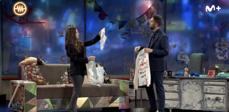 La piloto Cristina Gutiérrez descoloca a Broncano al regalarle su ropa más íntima en el Dakar