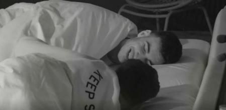 Tello y Colchero en la cama