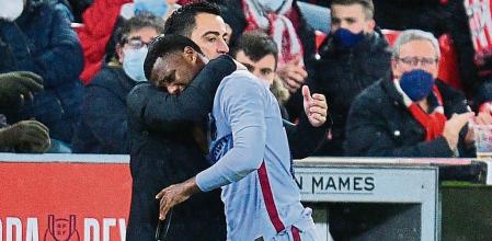 BILBAO, SPAIN - JANUARY 20: Head coach Xavi Hernandez of FC Barcelona comforts Ansu Fati of FC Barcelona as he walks off the pitch with an injury during the Copa Del Rey round of 16 match between Athletic Club and FC Barcelona at San Mames Stadium on January 20, 2022 in Bilbao, Spain. (Photo by Juan Manuel Serrano Arce/Getty Images)