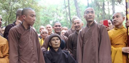 This photo taken on October 28, 2018 shows highly-revered Vietnamese Buddhist monk Thich Nhat Hanh, 92, arriving with a group of monks at the Tu Hieu Pagoda in Hue. (Photo by Phan THANH / AFP)        (Photo credit should read PHAN THANH/AFP via Getty Images