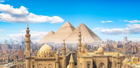 Mezquita del Sultán Hasán de El Cairo con las pirámides como telón de fondo