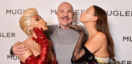 Thierry Mugler con dos de sus musas más recientes: Cardi B e Irina Shayk
