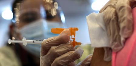 Una enfermera inyecta una dosis de Moderna en Puerto Rico