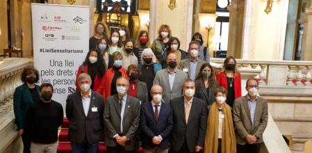 Los impulsores de la ley, en la primera fila, y detrás representantes políticos, esta mañana tras la presentación