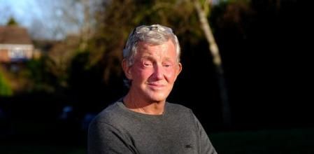 Conoce el drama de Pete Broadhurst, el hombre que lleva más de tres años sin poder cerrar los ojos