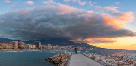 Vista de la sierra de Mijas pueblo desde el espigón de la T de Fuengirola.