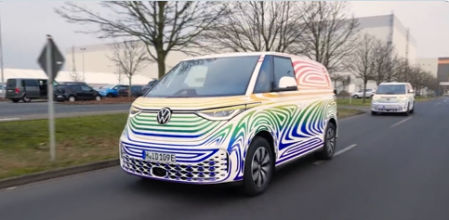 Un ejemplar de pre serie del eléctrico ID. BUZZ recién salido de la fábrica de Hannover