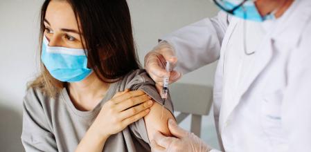 Una joven se vacuna frente a la COVID