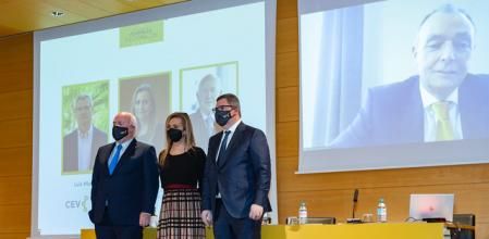 Los vicepresidentes de la CEV, Joaquín Pérez, Eva Blasco, Luis Martí, en la asamblea general y, en pantalla, Salvador Navarro