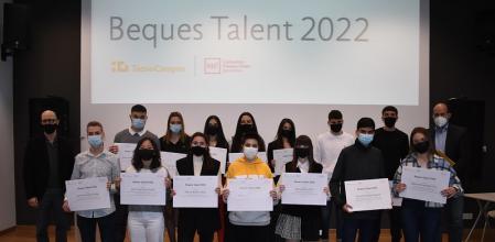 Fotografia de grupo de los estudiantes becados