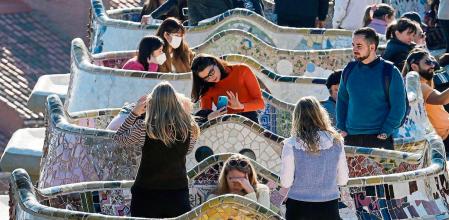 GRAFCAT2030. BARCELONA, 27/01/2022.- Numerosas personas disfrutan del buen tiempo en el Parc Güell de Barcelona este jueves, cuando el Diario Oficial de la Generalitat de Cataluña (DOGC) ha publicado la resolución que elimina el certificado covid en restauración y gimnasios, los aforos en los diferentes sectores y el límite de reunión, cambios que entran en vigor esta próxima medianoche. EFE/Enric Fontcuberta