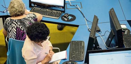 GIRONA 13/10/2014 EN EL ESPAI CAIXA DE GIRONA TELEFONICA HA PRESENTADO HOY LA 14 EDICION DEL INFORME LA SOCIEDAD DE LA INFORMACION EN ESPAÑA INTERNET TELEFONIA NUEVAS TECNOLOGIAS JUBILADO JUBILADOS PENSIONISTAS TERCERA EDAD JUBILATS JUBILAT ( AGUSTI ENSESA - LV )