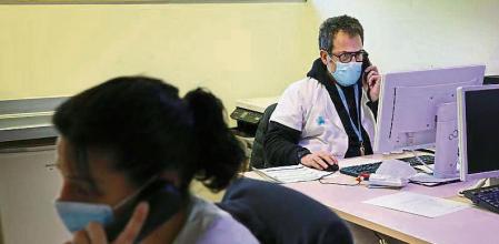 Reportaje dle dia a dia en el Cap Casernes- Primer filtro de atención telefónica , Administrativos LLuis Martí y marina Gracia- Foto Ana Jiménez